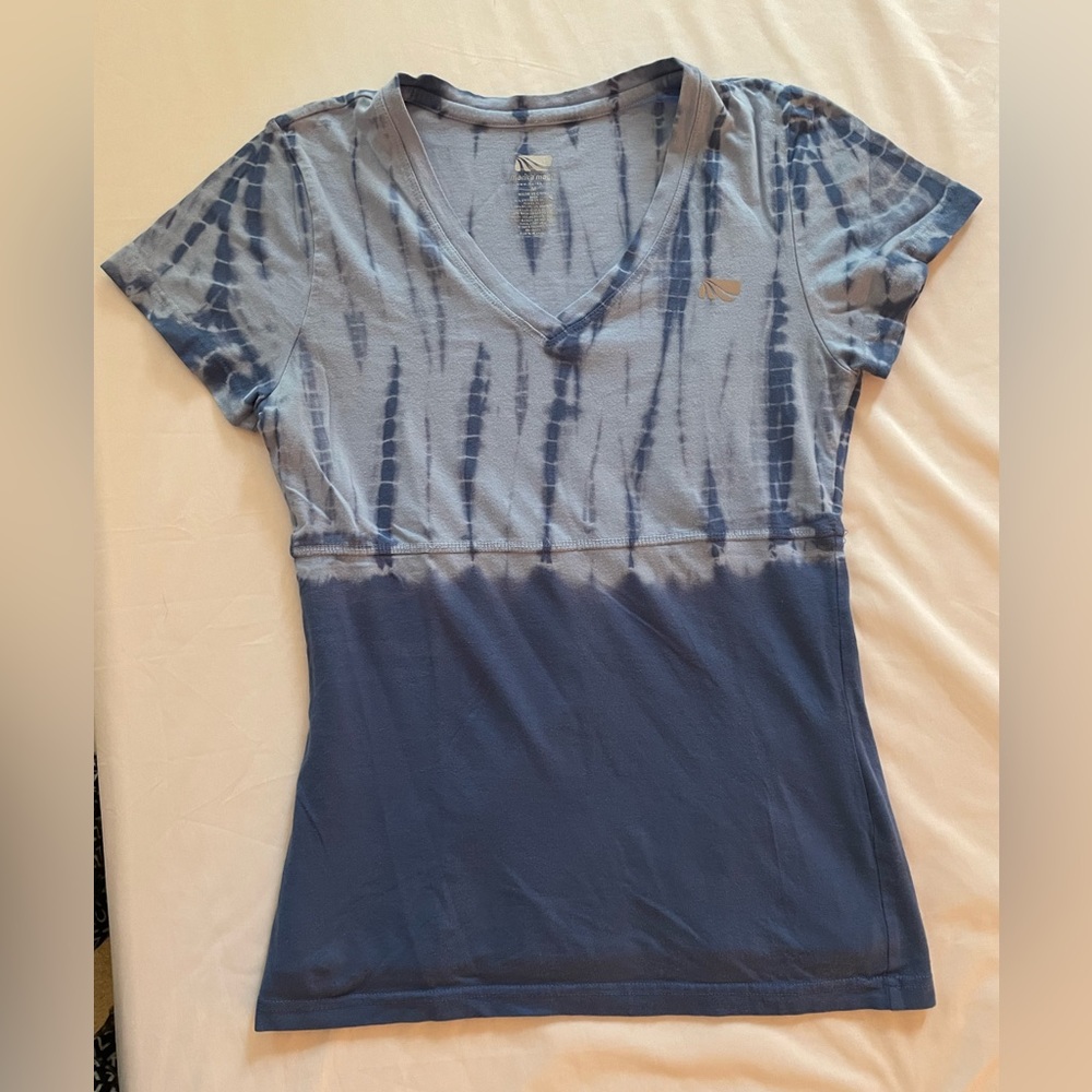 Marina Magic blue V-neck tee - women’s medium